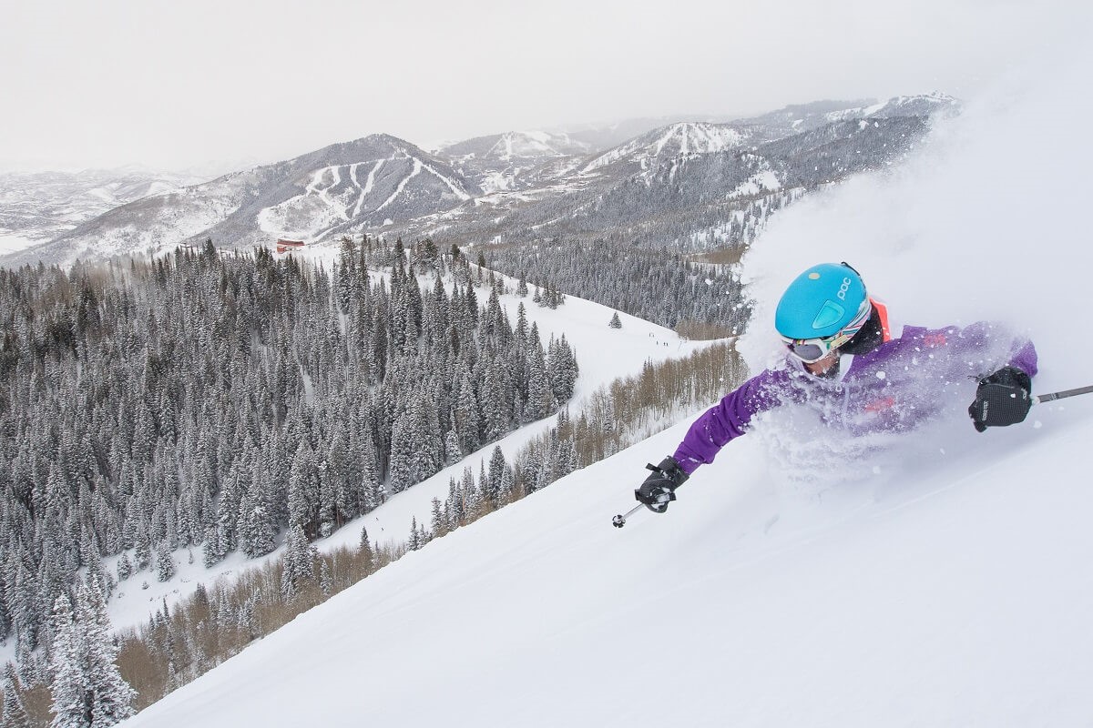 Lyžař se těší prášek sněhu v Park City v Utahu