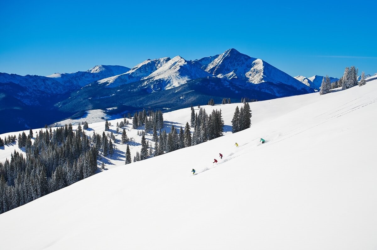 grupp av skidåkare i Vail Ski Resort rygg skålar på blue sky day